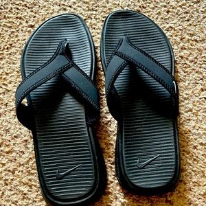 Nike flip flops like new